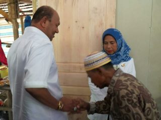 Plt Bupati Langkat, Syah Afandin saat menyalami Hasanuddin