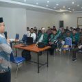 Ketua PD Al Washliyah Medan Abdul Hafiz Harahap memberikan sambutan dihadapan Ketua PW Al Washliyah Dedi Iskandar Batubara (depan paling kiri) dalam acara ToT Public Speaker, kemarin.