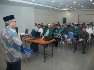 Ketua PD Al Washliyah Medan Abdul Hafiz Harahap memberikan sambutan dihadapan Ketua PW Al Washliyah Dedi Iskandar Batubara (depan paling kiri) dalam acara ToT Public Speaker, kemarin.