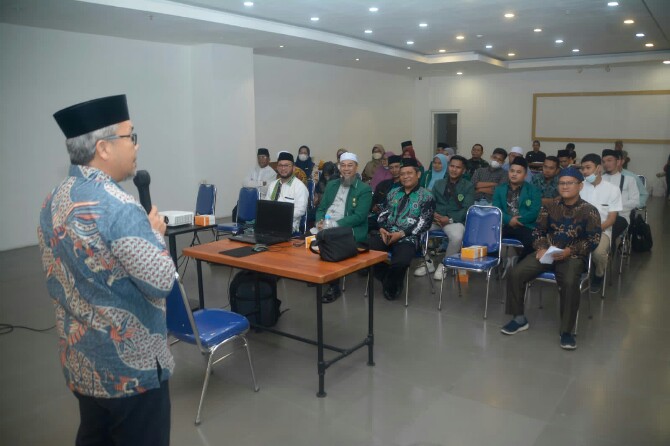 Ketua PD Al Washliyah Medan Abdul Hafiz Harahap memberikan sambutan dihadapan Ketua PW Al Washliyah Dedi Iskandar Batubara (depan paling kiri) dalam acara ToT Public Speaker, kemarin.
