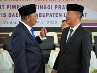 Plt Bupati Langkat, Syah Afandin bercengkrama dengan Sekdakab Langkat, Amril usai pelantikan