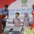 Walikota Medan, Bobby Nasution saat berdialog dengan anak pada puncak peringatan Hari Anak Nasional Kota Medan di Taman Cadika, Jumat (5/8/2022)