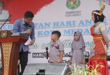 Walikota Medan, Bobby Nasution saat berdialog dengan anak pada puncak peringatan Hari Anak Nasional Kota Medan di Taman Cadika, Jumat (5/8/2022)