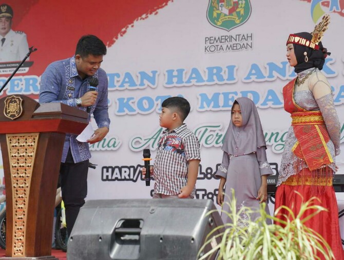 Walikota Medan, Bobby Nasution saat berdialog dengan anak pada puncak peringatan Hari Anak Nasional Kota Medan di Taman Cadika, Jumat (5/8/2022)