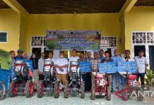 Anggota Komisi 11 DPR-RI Gus Irawan Pasaribu dan Bupati Tapanuli Selatan Dolly P.Pasaribu menyerahkan 24 unit alat-alat pertanian (alsintan) kepada Kelompok Tani di Kabupaten Tapanuli Selatan.