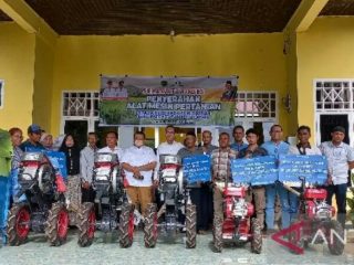 Anggota Komisi 11 DPR-RI Gus Irawan Pasaribu dan Bupati Tapanuli Selatan Dolly P.Pasaribu menyerahkan 24 unit alat-alat pertanian (alsintan) kepada Kelompok Tani di Kabupaten Tapanuli Selatan.