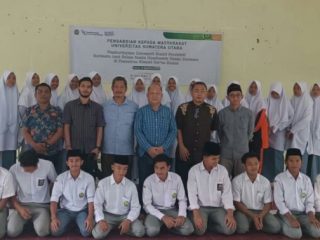 Ketua PKM Dosen USU di Langkat Dr Hatta Ridho (kemeja biru) didampingi Anggota PKM Husni Thamrin, MSP berfoto bersama dengan santri di sela-sela pelaksanaan PKM.(ist)