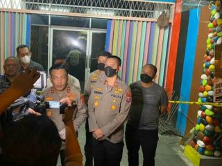 Kapolda Sumut Irjen Pol Panca Putra Simanjuntak memberikan keterangan usai menggerebek rumah judi di Komplek Cemara Asri