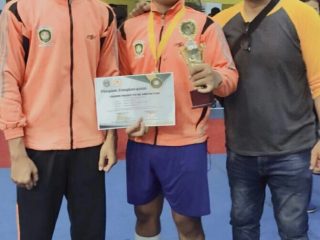 Jeremy tengah diapit ayah dan rekannya
