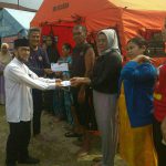 Ketua Baznas Kota Medan, Muhammad Nursyam menyerahkan bantuan kepada korban kebakaran di Jalan Rahmatsyah, Kecamatan Medan Area, Jumat (12/8/2022)