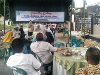 Warga Dusun 10 Medan Estate menghadiri Musyawarah Dusun di Jalan 12 Meter, Sabtu (13/8/2022).