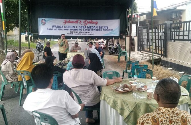Warga Dusun 10 Medan Estate menghadiri Musyawarah Dusun di Jalan 12 Meter, Sabtu (13/8/2022).