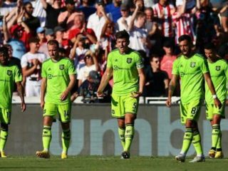 Para pemain MU tertunduk lesu usai dibantai Brentford 4 gol tanpa balas di Stadion Gtech Community Stadium