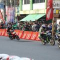 Para pebalap sedang menunjukkan kemampuannya di ajang Street Race Kolaborasi Medan Berkah, Minggu (14/8/2022)