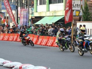 Para pebalap sedang menunjukkan kemampuannya di ajang Street Race Kolaborasi Medan Berkah, Minggu (14/8/2022)