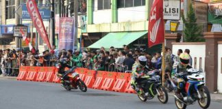 Para pebalap sedang menunjukkan kemampuannya di ajang Street Race Kolaborasi Medan Berkah, Minggu (14/8/2022)