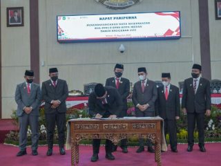 Walikota Medan, Bobby Nasution menandatangani nota kesepakatan KUA PPAS P-APBD Kota Medan 2022