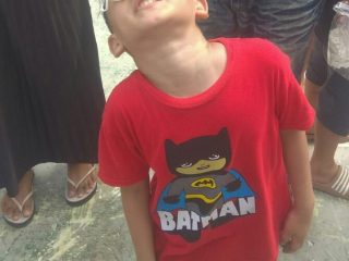Salah satu anak mengikuti perlombaan HUT Kemerdekaan di lingkungan di Kota Medan