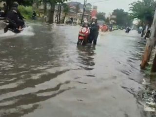 Banjir yang melanda Kota Medan akibat hujan deras, Kamis (18/8/2022) membuat warga terpaksa dievakuasi dari pemukimannya sementara.