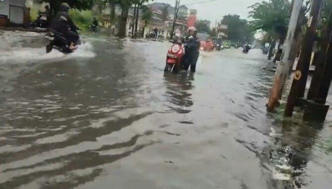 Banjir yang melanda Kota Medan akibat hujan deras, Kamis (18/8/2022) membuat warga terpaksa dievakuasi dari pemukimannya sementara.