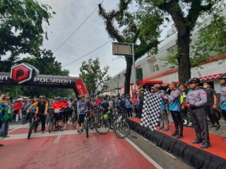 Gubsu melepas peserta gowes 2 negara memperingati 65 tahun hubungan diplomatik Indonesia-Malaysia.