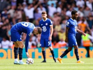 Pemain Chelsea terlihat lesu usai dikalahkan para pemain Leeds United