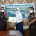 Kepala Kejaksaan Tinggi Sumatera Utara Idianto, SH, MH melalui Asintel Kejati Sumut I Made Sudarmawan didampingi Kasi Penkum Yos A Tarigan menyerahkan hadiah kepada pemenang lomba video testimoni dalam rangka Hari Bhakti Adhyaksa (HBA) yang ke-62 tahun 2022 di PTSP Kantor Kejati Sumut, Jalan AH Nasution Medan, Kamis (18/8/2022).