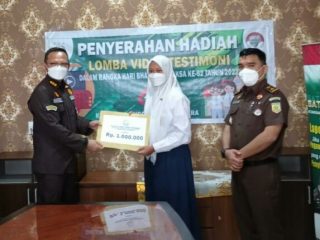 Kepala Kejaksaan Tinggi Sumatera Utara Idianto, SH, MH melalui Asintel Kejati Sumut I Made Sudarmawan didampingi Kasi Penkum Yos A Tarigan menyerahkan hadiah kepada pemenang lomba video testimoni dalam rangka Hari Bhakti Adhyaksa (HBA) yang ke-62 tahun 2022 di PTSP Kantor Kejati Sumut, Jalan AH Nasution Medan, Kamis (18/8/2022).