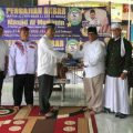 Ketum Ikatan Alumni SMAN 11/10 Medan (4 dari kanan) menyerahkan SK Pengajian Alumni.
