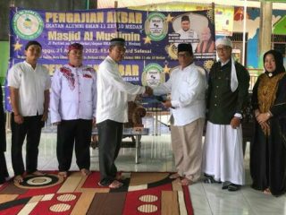 Ketum Ikatan Alumni SMAN 11/10 Medan (4 dari kanan) menyerahkan SK Pengajian Alumni.