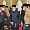 Gubsu (paling kiri) saat berbincang dengan Sekdaprovsu (dua dari kiri), Afifi Lubis (dua dari kanan) dan Zulkifli (paling kanan)
