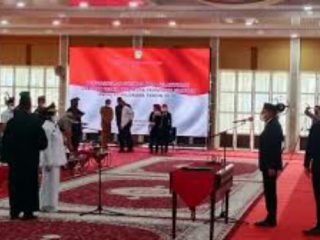Gubsu Edy Rahmayadi melantik Wakil Walikota Siantar, Susanti dan Wakil Walikota Tanjung Balai,Waris Thalib sebagai walikota definitif di Aula T Rizal Nurdin Rumah Dinas Gubsu, Senin (22/8/2022).