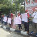 Puluhan masyarakat Kelurahan Pangkalan Mansyur, Kecamatan Medan Johor melakukan aksi di Kantor Camat Medan Johor, Kantor Walikota Medan dan DPRD Medan, Senin (22/8/2022).