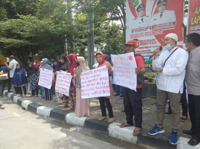 Puluhan masyarakat Kelurahan Pangkalan Mansyur, Kecamatan Medan Johor melakukan aksi di Kantor Camat Medan Johor, Kantor Walikota Medan dan DPRD Medan, Senin (22/8/2022).