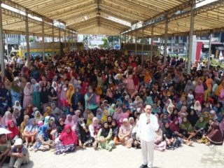 Ribuan warga di Kota Padangsidimpuan, Sumatera Utara (Sumut), meminta agar Gus Irawan Pasaribu agar lanjut sebagai anggota DPR-RI periode yang akan datang.