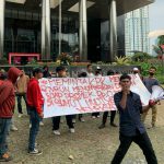 Aliansi Mahasiswa Sumatera Utara Jakarta (AMSU JAKARTA) menggelar aksi di depan Gedung KPK, Jakarta, Rabu (24/8/2022).