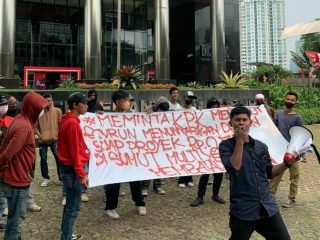 Aliansi Mahasiswa Sumatera Utara Jakarta (AMSU JAKARTA) menggelar aksi di depan Gedung KPK, Jakarta, Rabu (24/8/2022).