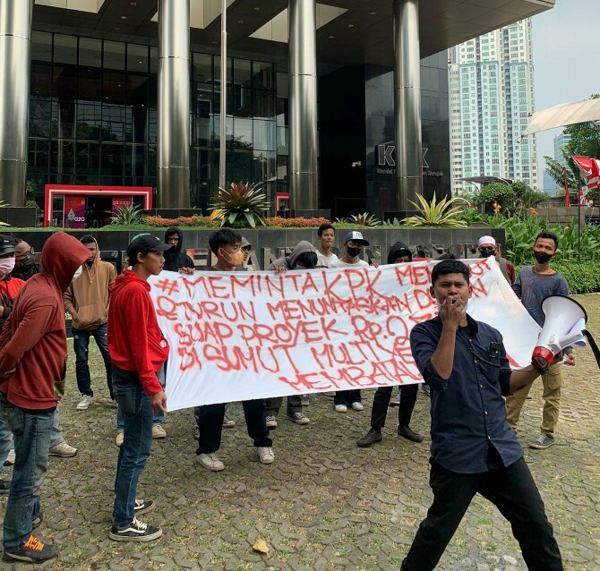 Aliansi Mahasiswa Sumatera Utara Jakarta (AMSU JAKARTA) menggelar aksi di depan Gedung KPK, Jakarta, Rabu (24/8/2022).
