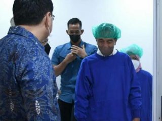 Presiden Jokowi saat menunggu proses kelahiran cucu kelimanya di RS Pondok Indah, Jakarta, Kamis (25/8/2022)