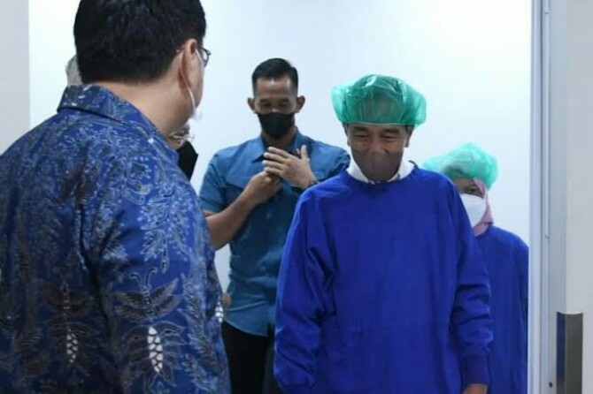 Presiden Jokowi saat menunggu proses kelahiran cucu kelimanya di RS Pondok Indah, Jakarta, Kamis (25/8/2022)