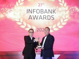 Dirut Bank Sumut, Rahmad Fadillah saat menerima Golden Trophy Award 2022 dari Infobank