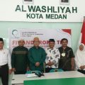 Ketua PD Al Washliyah Kota Medan Abdul Hafiz Harahap (kemaja hijau) bersama Pengurus diabadikan bersama peserta Fit And Propertest calon Kepsek SMP Al Washliyah 24 Medan.