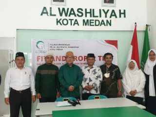Ketua PD Al Washliyah Kota Medan Abdul Hafiz Harahap (kemaja hijau) bersama Pengurus diabadikan bersama peserta Fit And Propertest calon Kepsek SMP Al Washliyah 24 Medan.