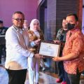 Asisten Administrasi Umum Setdako Medan, Renward Parapat memberikan cindera mata kepada salah satu wajib PBB potensial