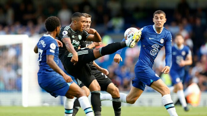 Pemain Leicester City mencob menghalau bola dari pemain Chelsea