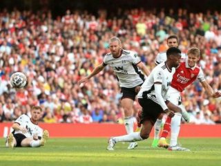 Aksi pemain Arsenal,Odegaard saat menjebol gawang Fulham
