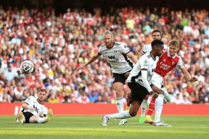 Aksi pemain Arsenal,Odegaard saat menjebol gawang Fulham