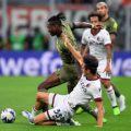 Pemain AC Milan, Rafael Leao saat berusaha melewati hadangan pemain Bologna