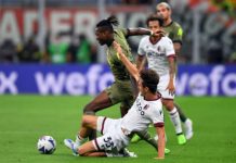 Pemain AC Milan, Rafael Leao saat berusaha melewati hadangan pemain Bologna