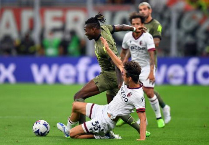 Pemain AC Milan, Rafael Leao saat berusaha melewati hadangan pemain Bologna